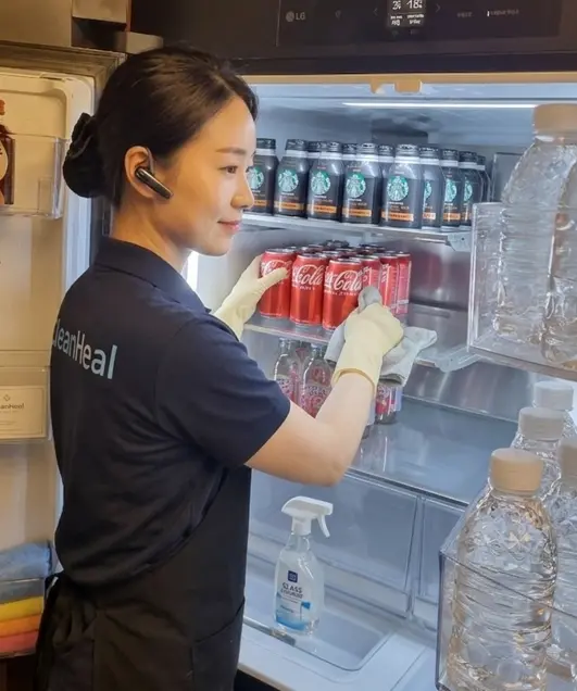 사무실 탕비실 냉장고를 정리하는 클린힐 직원